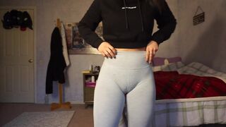 Fuckable girl cameltoe camel toe pussy tight gym shorts