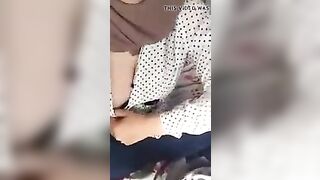 Junge Kopftuch Tuerkin zeigt ihre Brueste