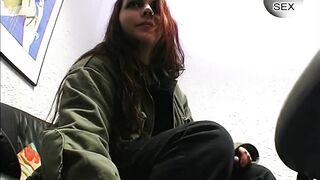Teen ueberredet sich in etwas Leder zu werfen