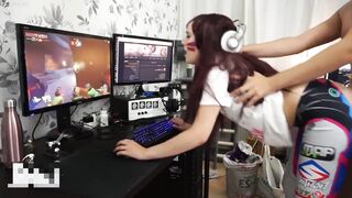 CUTE GIRL PLAYING OVERWATCH WITH COCK INSIDE FULL HERE - bit.ly/d full