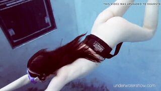 Cheh sexy redhead naked swimming