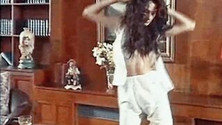 KARMA CHAMELEON - 80's English hairy beauty striptease dance