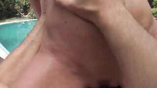 Mit dem Poolboy neben dem Pool abgespritzt