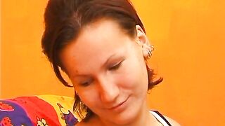 Auf dem sofa die Pussy befriedigt