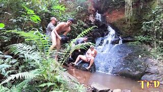 Wanessa Boyer ready with the crowd in the woods - Dogaloy - Higor Negrao