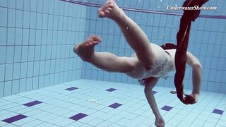 Underwater babe Liza Rachinska swims naked