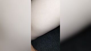 mein junges geil spielzeug mit dildo und fingern zum spritze