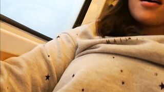 exhibe dans le train: montre ses seins et sa chatte - Solveig