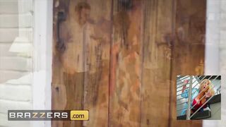 (Danny D) stick his huge cock in (Valentina Nappi) perfect ass - Brazzers