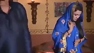 Sexy & Beautiful Hyderabadi Aunty Sex With Hot Guy - Hindi
