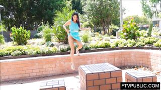 teen upskirt no panties in busy park