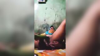 tudung slut slide cucumber in her pussy