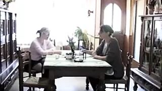 Une lesbienne experimentee seduit une debutante, hesitante..