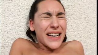 Junge Brunette hat multiple Orgasmen