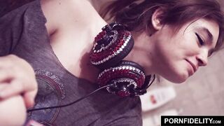 PORNFIDELITY - Nerd Girl Jodi Taylor Loves Anal