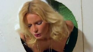A guy tricked a blonde sexy fashion model into a fuck