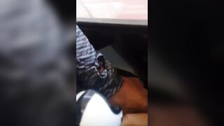 Universitaria se deja agarrar todo en el metro