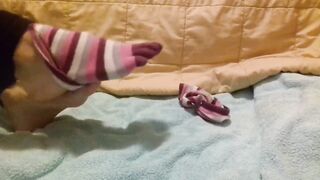 Sweet long toes removing their toe-socks - and spreading -.
