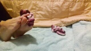 Sweet long toes removing their toe-socks - and spreading -.