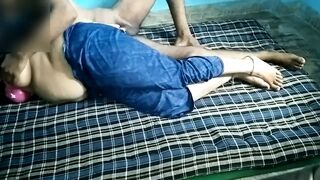 Din mai sote waqt bhabhi ko seduce kr ke chudaai kiya.
