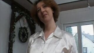 Retro MIlf fistet die Fotze mit einer Kerze