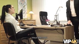 VIP4K. Brunette ne peut pas dire non au prêteur si elle veut obtenir de l'argent