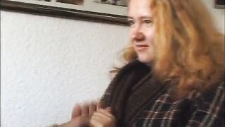 Notgeile aus Moskau zieht sich vor der Kamera aus