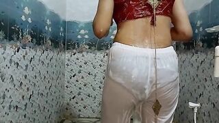 Indian mom bathing in open white legis make me feel better