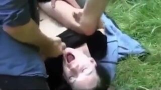 Polska suka w parku na dwa baty