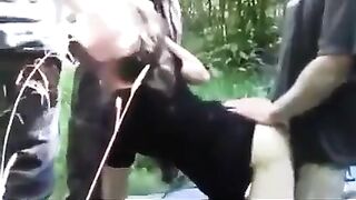 Polska suka w parku na dwa baty