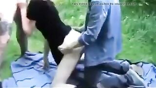 Polska suka w parku na dwa baty