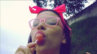PIPOKINHA CHUPANDO PIRULITO