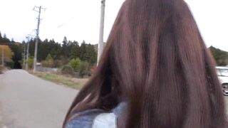 Asiatin ist so geil fickt schon im Auto los