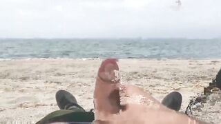 muschi des jungen madchens ist am offentlichen strand creamp