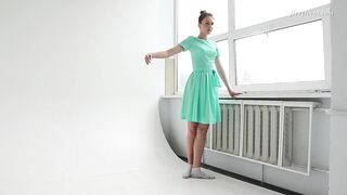 Dressed flexible brunette Alla Sinichka