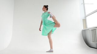 Dressed flexible brunette Alla Sinichka