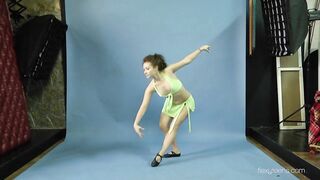 Mila Gimnasterka hairy tight babe doing gymnastics