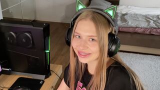 Californiababe is watching her porn