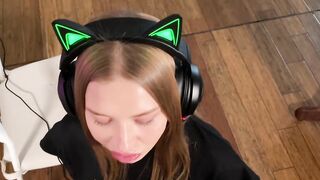 Californiababe is watching her porn