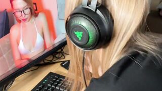 Californiababe is watching her porn