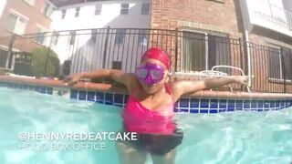 Henny Red in the Pool and her little Kitten got all soaked