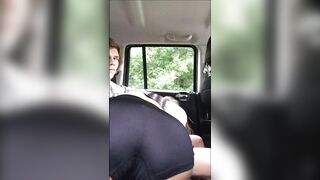 Belle salope baiser dans une voiture