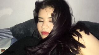 Take advantage of the fact that my stepsister is lying down to give her a good fuck