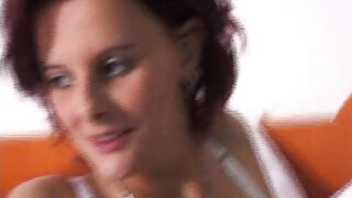 Rothaarige Milf erstes mal im Hotelzimmer vor der Kamera