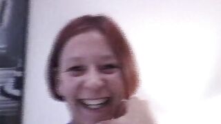 Junge Milf das erste mal vor der Kamera