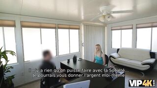 VIP4K. Blonde aime l'idée des prêteurs d'approuver le crédit pour la chatte