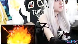 Teen masturbates to hentai