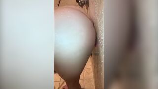 jolie salope se filme avec son gode
