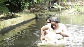 DIRTY BIG BOOBS BHABI BATH IN POND WITH HANDSOME DEBORJI (OUTDOOR)
