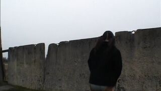 Anhalterin mitgenommen und beim pissen zugeschaut